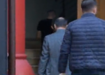 Tre oficerë policie zbarkojnë në banesën e Berishës, çfarë po ndodh