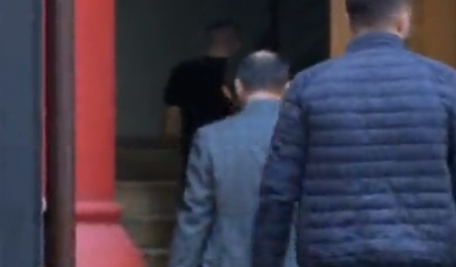 Tre oficerë policie zbarkojnë në banesën e Berishës, çfarë po ndodh