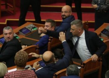 Dhuna në seancë plenare, 6 deputetë të opozitës përjashtohen nga Kuvendi