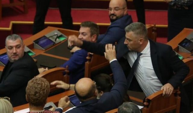 Dhuna në seancë plenare, 6 deputetë të opozitës përjashtohen nga Kuvendi