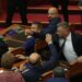 Dhuna në seancë plenare, 6 deputetë të opozitës përjashtohen nga Kuvendi