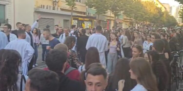 Studentët e mjekësisë në protestë, bllokohet qarkullimi