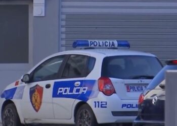 U kap duke drejtuar motomjetin në sens të kundërt, i riu në Himarë i thyen xhamat makinës së policisë
