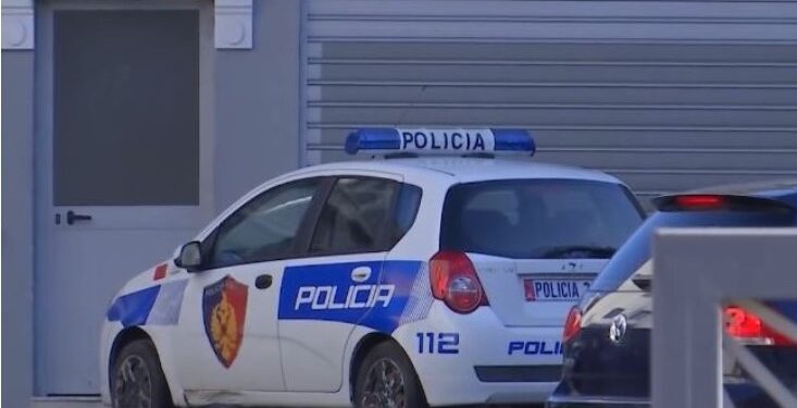 U kap duke drejtuar motomjetin në sens të kundërt, i riu në Himarë i thyen xhamat makinës së policisë