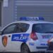 U kap duke drejtuar motomjetin në sens të kundërt, i riu në Himarë i thyen xhamat makinës së policisë