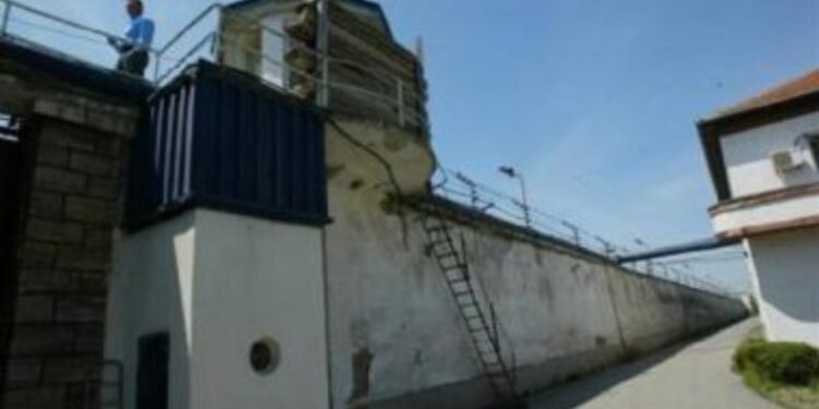 Plas keq në burgun e Idrizovës, gjenden 82 thika e dhjetra celularë