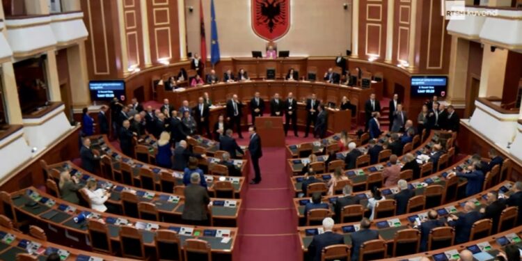 VIDEO/ Tensione në Kuvend, goditen me grushte deputetet e PS dhe PD