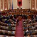 VIDEO/ Tensione në Kuvend, goditen me grushte deputetet e PS dhe PD