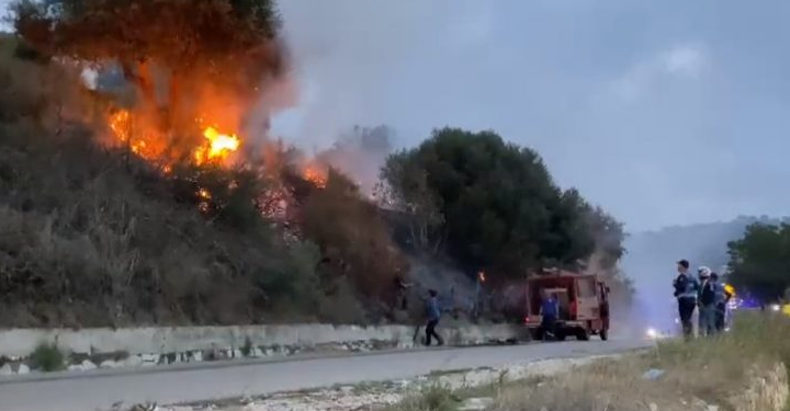 Zjarr pranë Spitalit Rajonal të Vlorës, dyshohet i qëllimshëm