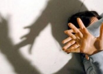 E rëndë në Vlorë/ 3 të rinj nxisin 26-vjeçaren të përdorë drogë dhe kryejnë marrëdhënie seksuale me të