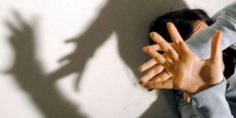 E rëndë në Vlorë/ 3 të rinj nxisin 26-vjeçaren të përdorë drogë dhe kryejnë marrëdhënie seksuale me të