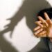 E rëndë në Vlorë/ 3 të rinj nxisin 26-vjeçaren të përdorë drogë dhe kryejnë marrëdhënie seksuale me të