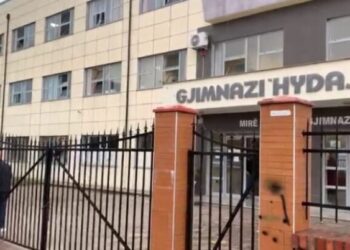Goditi me karrige mësuesen, arrestohet 16-vjeçari