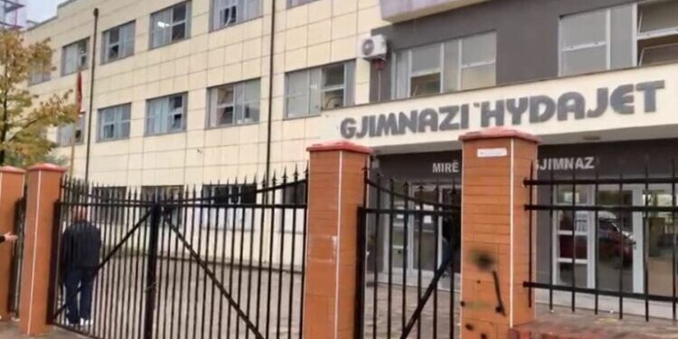 Goditi me karrige mësuesen, arrestohet 16-vjeçari