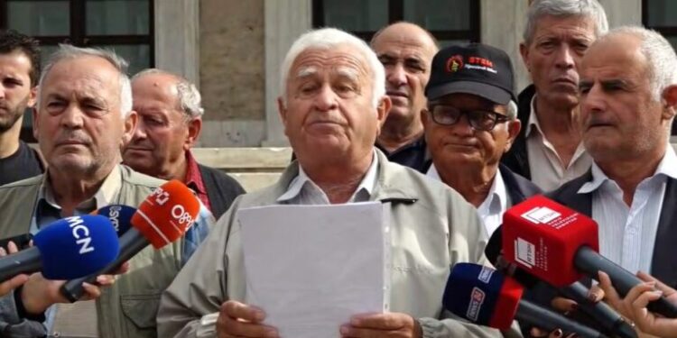Minatorët protestë poshtë zyrës: Duam takim me Ramën!