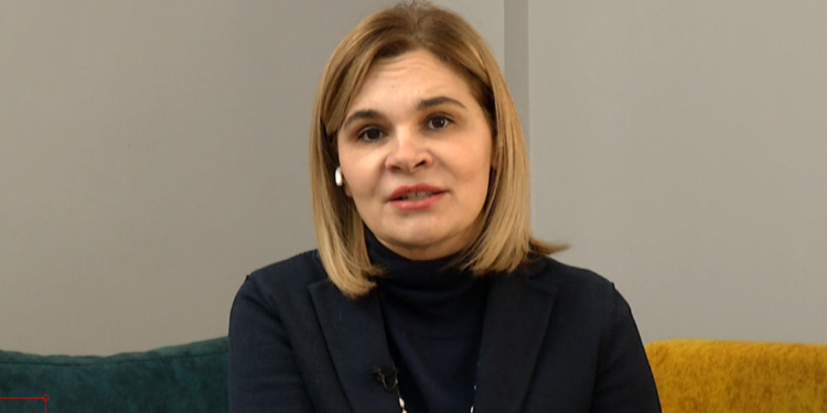 Meta dhe Mona drejt burgut, ironia therëse e gazetarit: Po për macen kush do kujdest?!