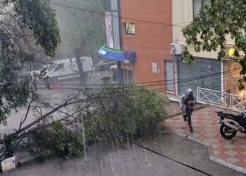 Moti i keq në Tiranë, plagoset polici, kaos në rrugët e përmbytura (VIDEO)