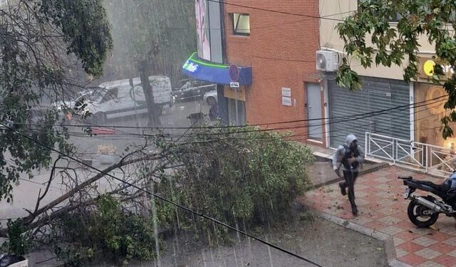 Moti i keq në Tiranë, plagoset polici, kaos në rrugët e përmbytura (VIDEO)