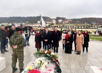 Basha homazhe në Prekaz, përkujton Adem Jasharin