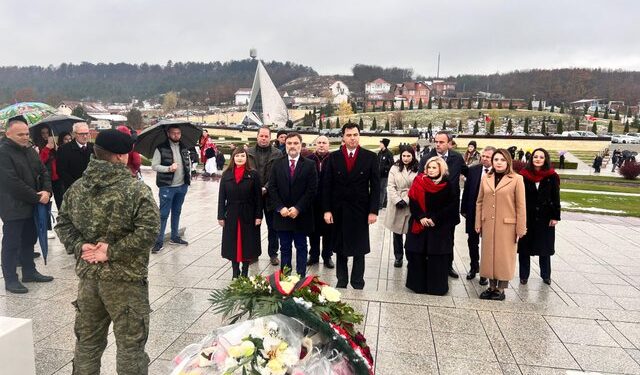 Basha homazhe në Prekaz, përkujton Adem Jasharin
