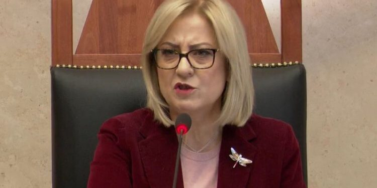 73 deputetë prezentë, Lindita Nikollës i dalin 83 vota