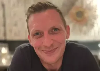 E kapi duke bërë s*ks me të dashurën e tij, vret shokun e ngushtë. Emri