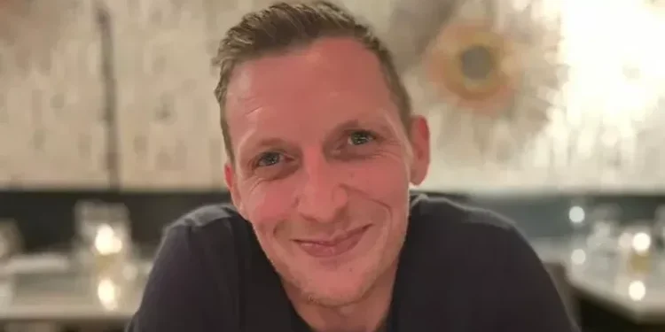 E kapi duke bërë s*ks me të dashurën e tij, vret shokun e ngushtë. Emri