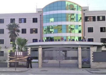 I dënuari për vrasje theu arrestin shtëpiak, ndëshkohen 4 policë