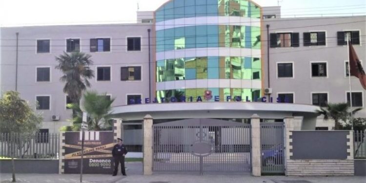 I dënuari për vrasje theu arrestin shtëpiak, ndëshkohen 4 policë