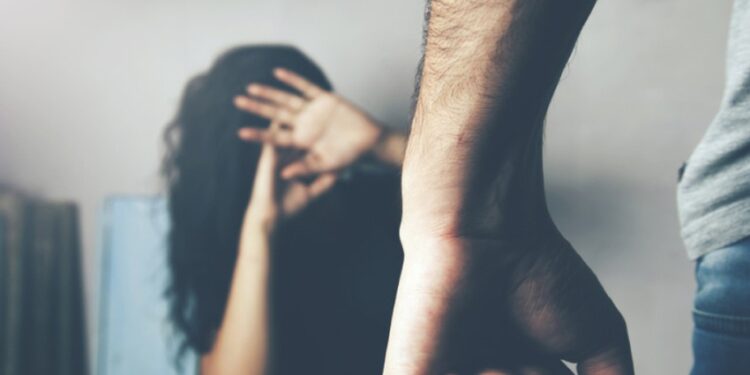 Tmerr në Greqi, 42-vjeçari abuzoi me 2 të rinj me aftësi të kufizuara