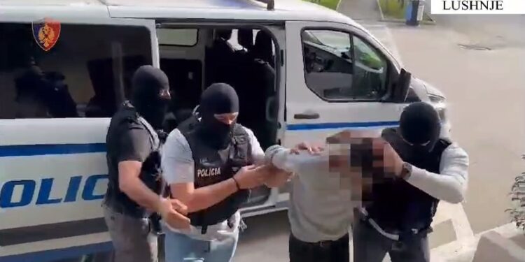 Vodhi një karburant me maskë, arrestohet 31-vjeçari