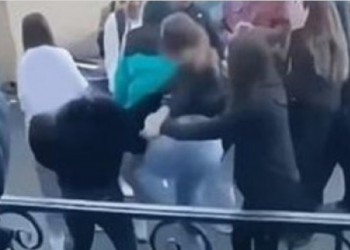“Pse ma pe të dashurin”, sherr mes vajzave në gjimnazin e Tiranës/ VIDEO