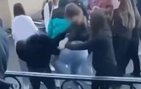 “Pse ma pe të dashurin”, sherr mes vajzave në gjimnazin e Tiranës/ VIDEO