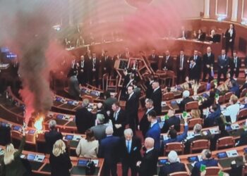 Incidenti/ Shpërthen flakadani në Parlament, tavolina merr flakë