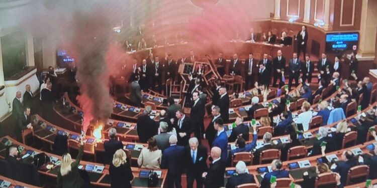 Incidenti/ Shpërthen flakadani në Parlament, tavolina merr flakë
