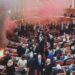Incidenti/ Shpërthen flakadani në Parlament, tavolina merr flakë