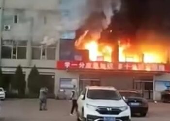 Ndërtesa përfshihet nga flakët, të paktën 25 viktima