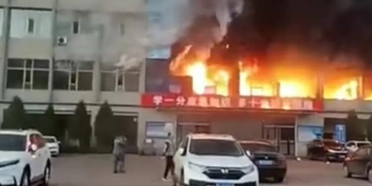 Ndërtesa përfshihet nga flakët, të paktën 25 viktima