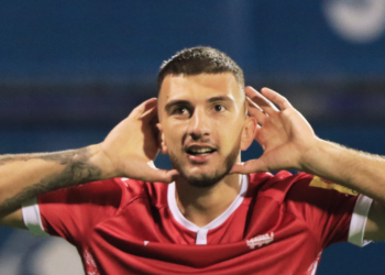 VIDEO/ Tuci i papërmbajtshëm, i shënon edhe skuadrës kryesuese