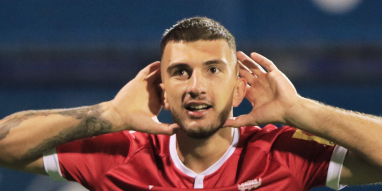 VIDEO/ Tuci i papërmbajtshëm, i shënon edhe skuadrës kryesuese