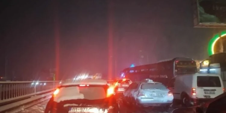 Reshje të dendura bore në Kosovë, trafik kilometrik në Prishtinë