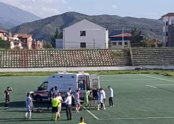 U përplas kokë më kokë me shokun, lojtari i Burrelit humb ndjenjat në fushë