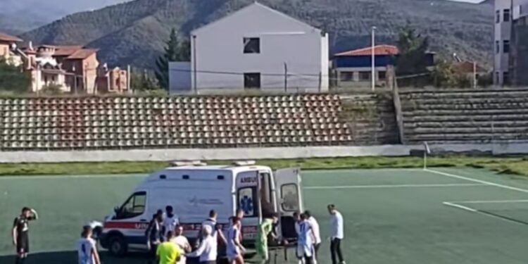 U përplas kokë më kokë me shokun, lojtari i Burrelit humb ndjenjat në fushë