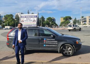 Anglezi që kërkon të ‘mundë’ superfuqitë/ Rrotull botës për të ndalur luftën