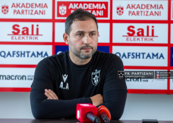 “Që nga dita e parë jam ndjerë si në shtëpi”, Abilaliaj flet si trajneri i Partizanit: Nuk ka presion, në janar…