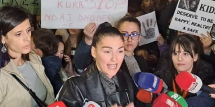 “Kemi prekur fundin”, Pitarka përlotet në protestën ndaj 3-vjeçares