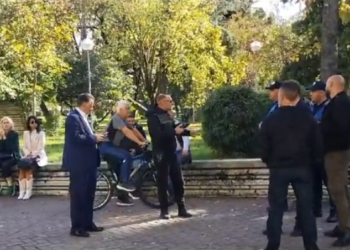 “Kam punë me doktorin, do e rrah me shpulla”/ I riu me pistoletë ngre alarmin para Kuvendit (VIDEO)