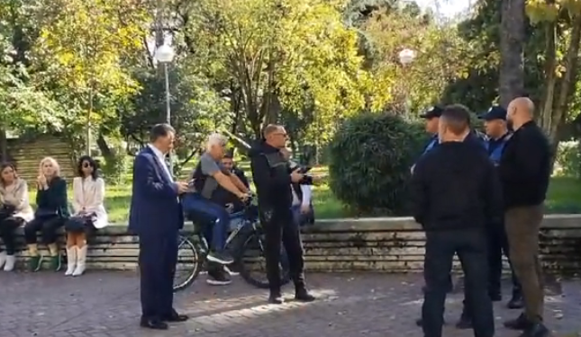 “Kam punë me doktorin, do e rrah me shpulla”/ I riu me pistoletë ngre alarmin para Kuvendit (VIDEO)