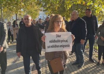 Kamp emigrantësh në Shëngjin, qytetarët në protestë