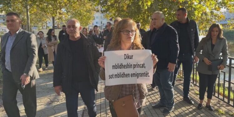 Kamp emigrantësh në Shëngjin, qytetarët në protestë